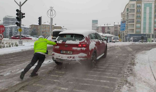 Yolda kalan araç sürücülerin imdadına trafik polisleri yetişti