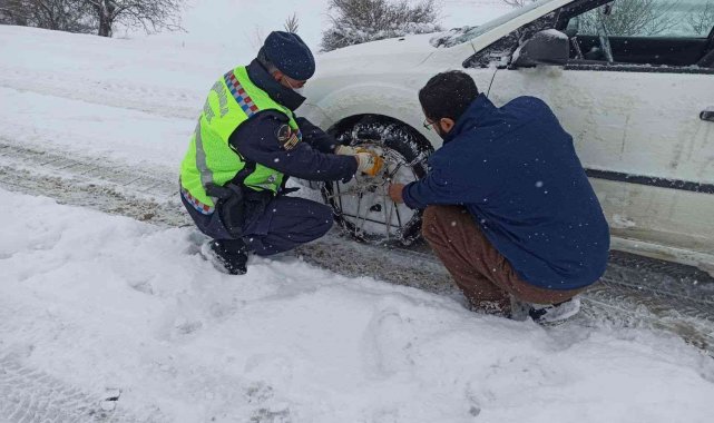 Yolda kalan araçlara zincir takan güvenlik güçlerinden sürücülere çorba ikramı