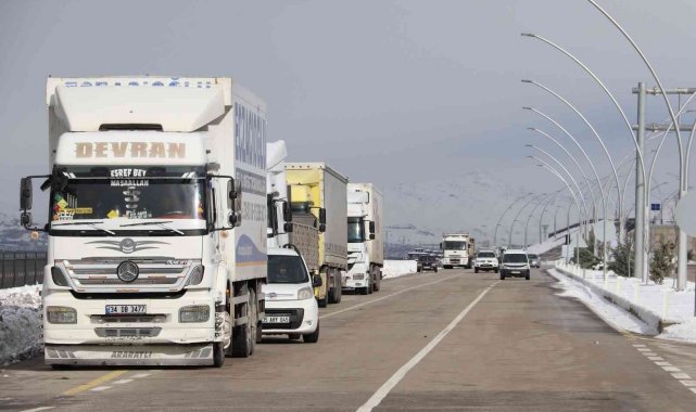 Yolda kalan şoförlere kek ve meyve suyu ikramı