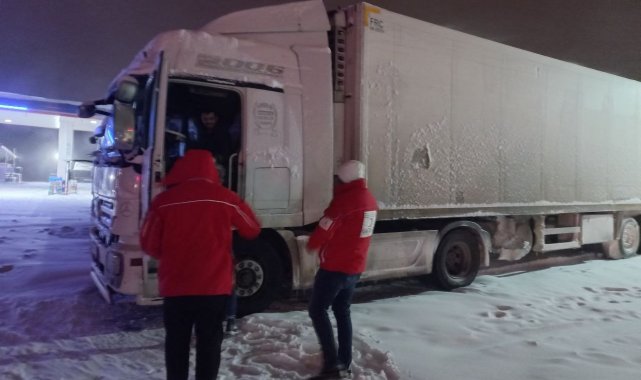 Yolda kalan sürücülere yiyecek ikramı