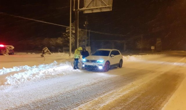 Yolda kalan sürücülerin yardımına polis koştu