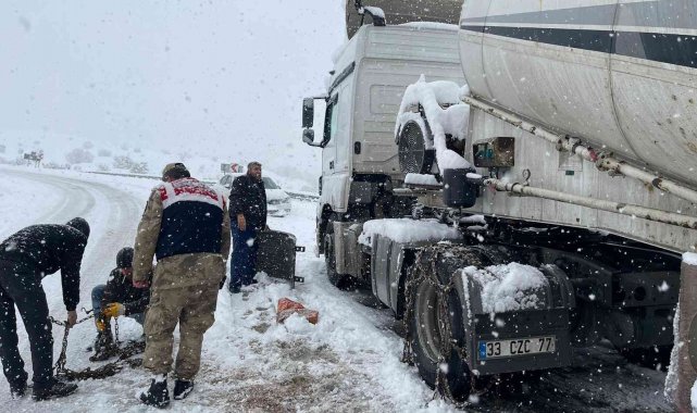 Yolda kalan vatandaşların imdadına jandarma yetişti