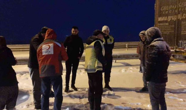 Yolda kalan vatandaşların yardımına Kızılay yetişti