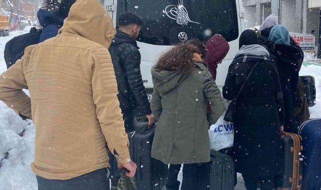 Yolda kalanlar otellere yerleştirildi