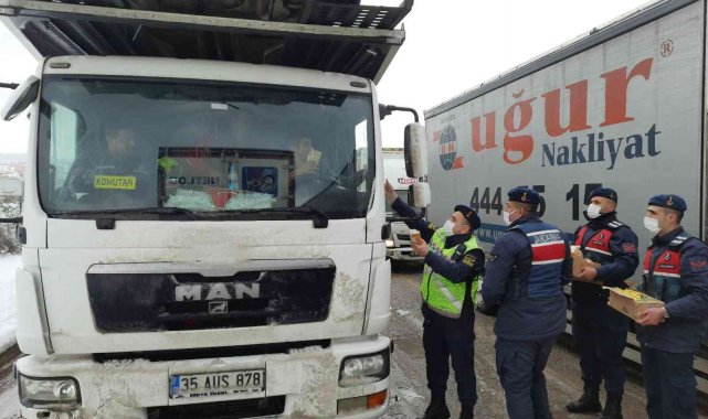 Yolda kalanlara yiyecek ve içecek yardımı