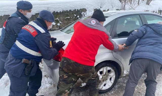 Yolda kalanları jandarma kurtarıyor