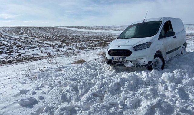 Yolda mahsur kalan sürücü iş makineleri ile kurtarıldı