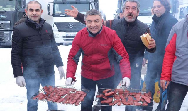 Yolda mahsur kalan tır sürücüleri için mangal kurdular