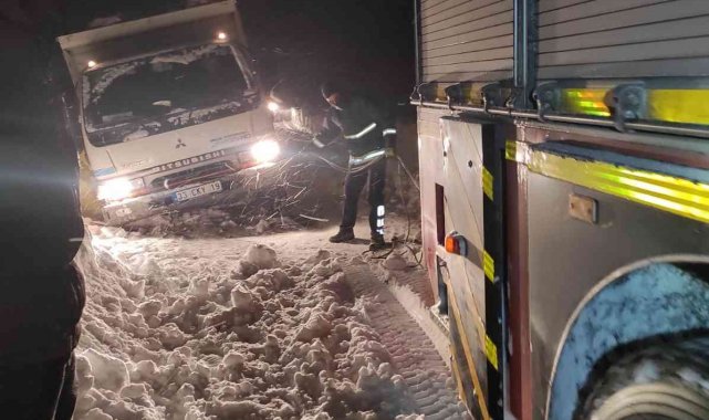 Yolda mahsur kalan vatandaşlar kurtarıldı