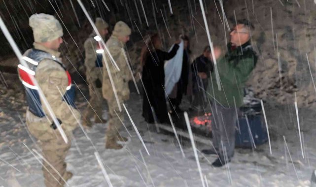 Yolda mahsur kalan vatandaşları jandarma kurtardı