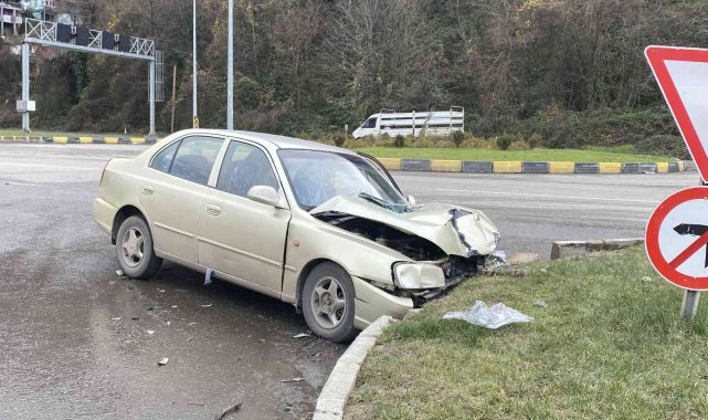 Yoldaki refüje çarparak durabildi: 2 yaralı