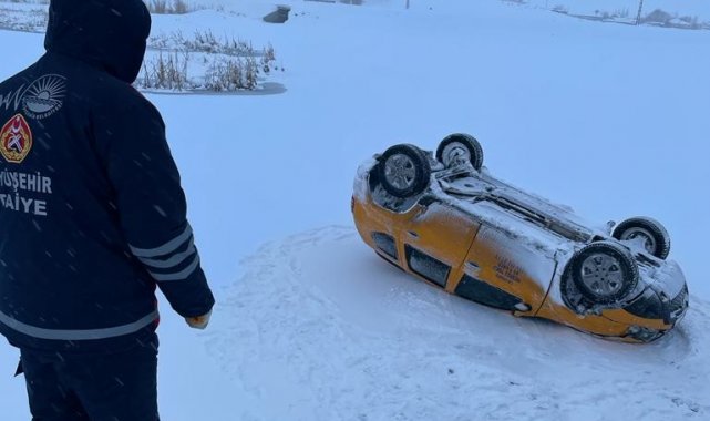 Yoldan çıkan taksi takla attı, donma tehlikesi geçiren sürücü yaralı kurtarıldı