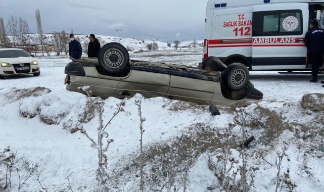 Yoldan çıkarak takla atan otomobildeki 2 kişi yaralandı