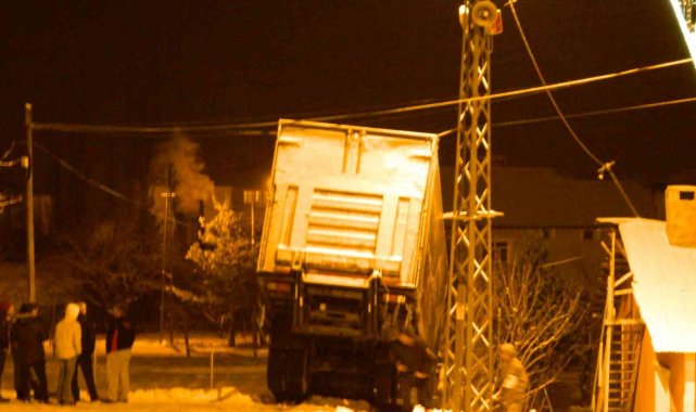 Yoldan kayan tır evin bahçesine girdi