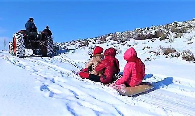 Yollar buz pistine dönünce vatandaş traktörle sörf yaptı