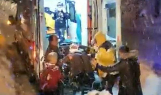 Yolları kapalı olan köydeki hastaya ulaşabilmek için ekipler seferber oldu