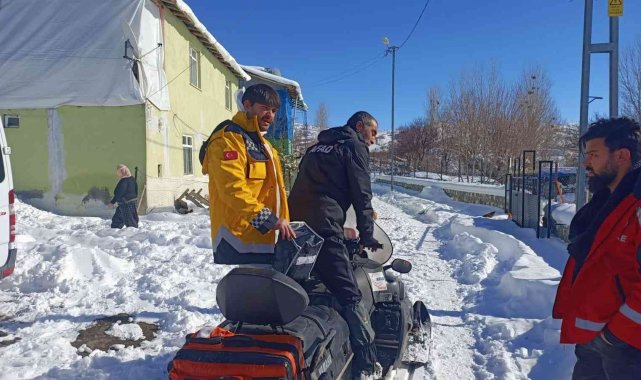Yolları kapanan köydeki KOAH hastasına kar motoru ile ulaşıldı