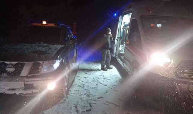 Yolu kapanan köyde mahsur kalan hastaya için ekipler seferber oldu