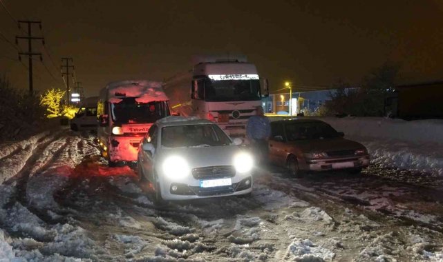 Yolun açılmasından umudunu kesen sürücüler araçlarını terk etti