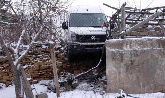 Yozgat Belediyesi&#039;nin tuzlama çalışması yapmadığı yolda öğrenci servisi duvarda asılı kaldı