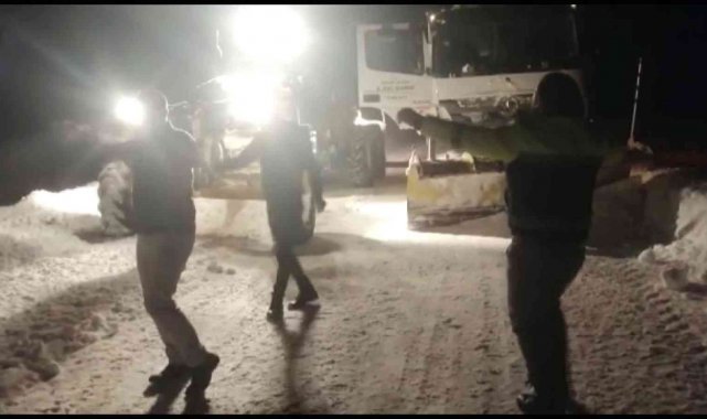 Yozgat'ta 247 köy yolunu ulaşıma açtılar, sevinçlerini oyun havası eşliğinde gösterdiler