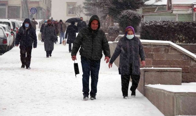 Yozgat'ta kar yağışı etkili oluyor