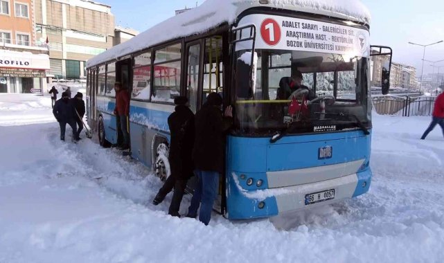 Yozgat'ta karla kaplı yollarda araçlar mahsur kaldı, özel halk otobüsü kara saplandı