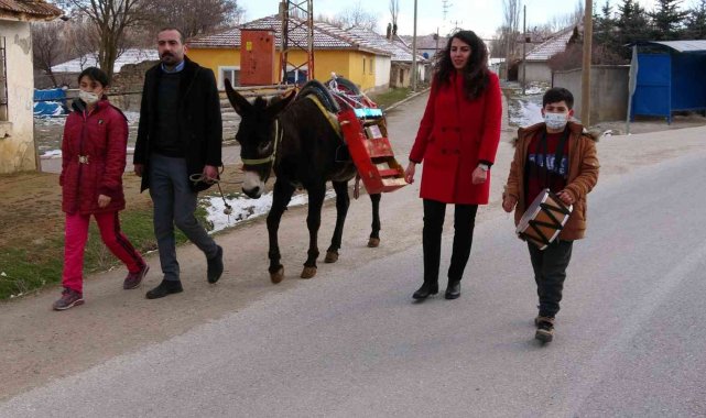 Yozgat&#039;ta öğretmenler &quot;Eşekli kütüphane&quot; ile köy halkını kitapla buluşturuyor