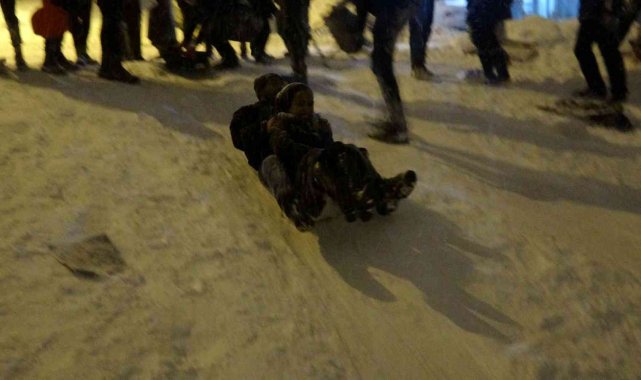 Yozgat&#039;ta tepsiyle kayak, çılgınca eğlence