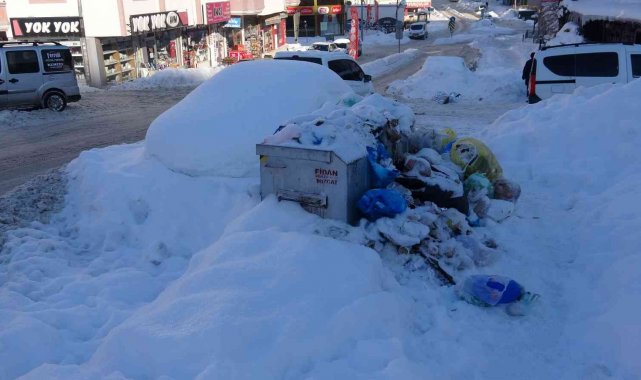 Yozgat'ta yollar ve kaldırımlar çöp yığınıyla doldu
