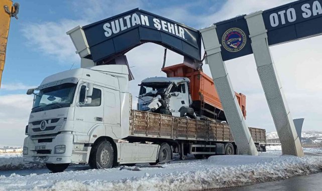 Yüksekliği doğru hesap edemedi sanayinin kapısını devirdi