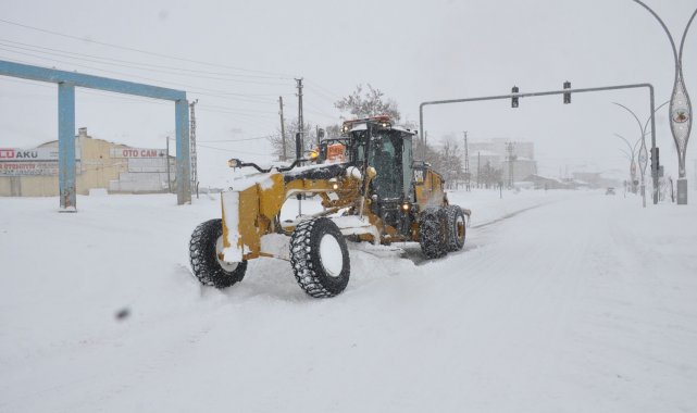 Yüksekova Belediyesinden karla mücadele çalışması