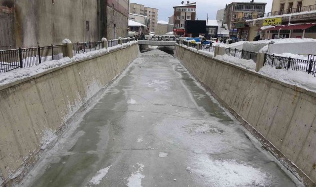 Yüksekova buz kesti