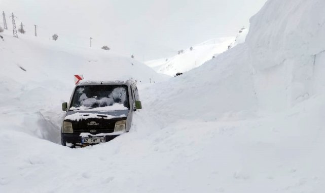 Yüksekova-Dağlıca yoluna çığ düştü