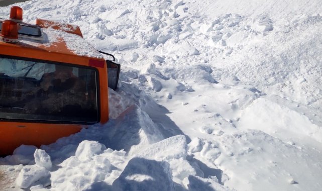 Yüksekova-Şemdinli karayolunda ekiplerin üzerine çığ düştü