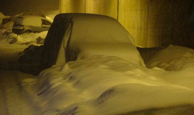 Yüksekova&#039;da araçlar kara gömüldü