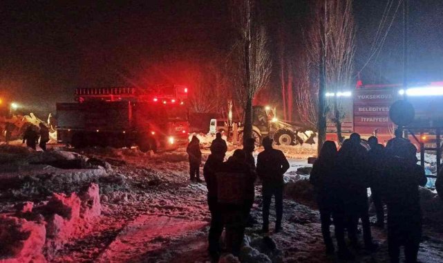 Yüksekova'da çıkan yangında ev küle döndü: 4 yaralı