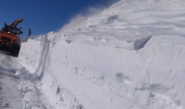 Yüksekova'da eksi 25'de karla mücadele çalışması