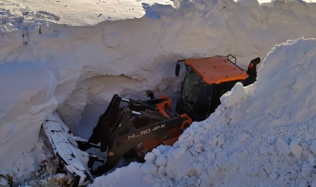 Yüksekova'da kar kalınlığı iş makinelerinin boyunu geçti