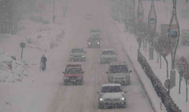 Yüksekova&#039;da yoğun kar yağışı