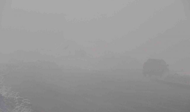 Yüksekova'da yoğun sis: Görüş mesafesi 10 metreye düştü