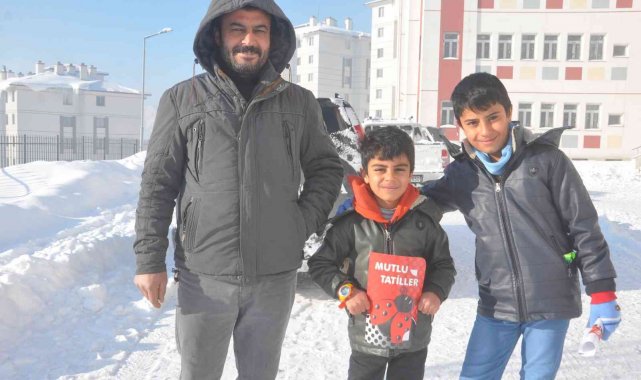 Yüksekovalı çocuklar soğuk havalara rağmen karnelerini aldılar