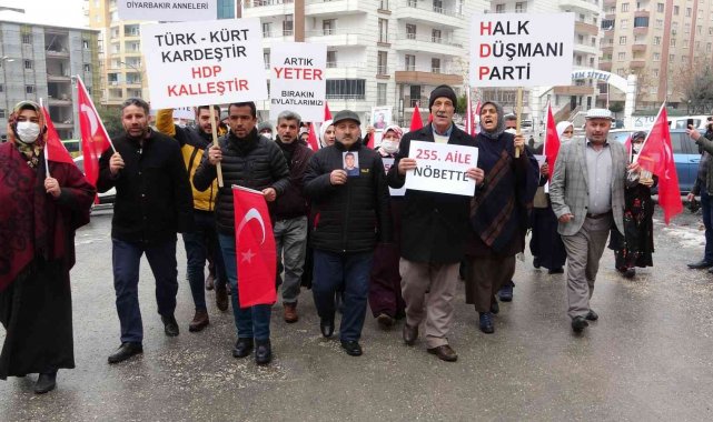 Yunanistan'da kaçırılan oğlu için evlat nöbetine katıldı
