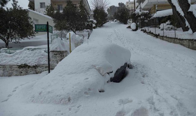 Yunanistan'da kar fırtınasında mahsur kalan sürücülere 2 bin euro ödenecek