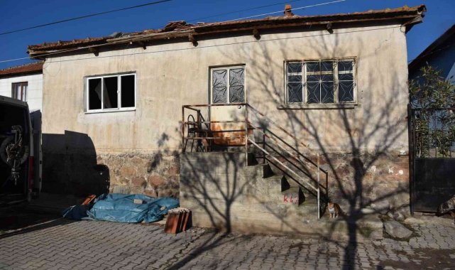 Yunusemre Belediyesi yangınzede aileyi yalnız bırakmadı