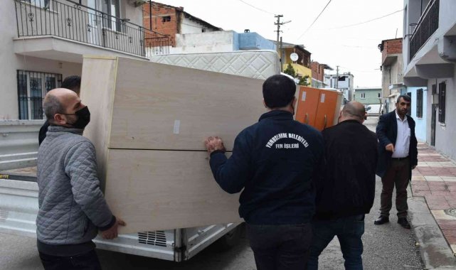 Yunusemre görme engelli vatandaşın yardımına koştu