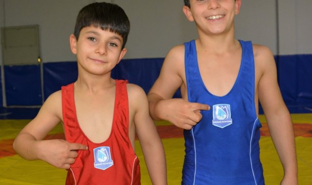 Yunusemre'nin güreşçi kardeşleri Kerem Kamal'ı örnek alıyor