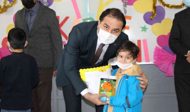 Yüreğir Kaymakamı Bingöl öğrencilerin karne heyecanına ortak oldu