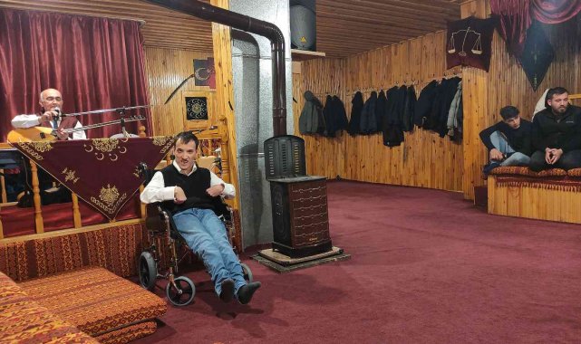 Yüzde 95 engelli genç sazendelere eşlik etti, dakikalarca alkışlandı