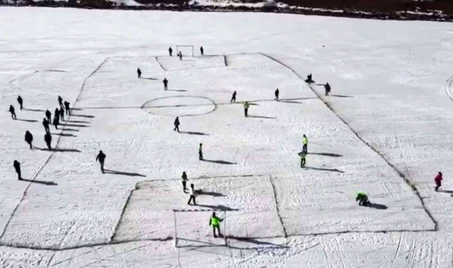 Yüzeyi buzla kaplı Çıldır Gölü'nde futbol keyfi